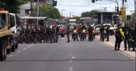 Manifestantes vão liberando a via.