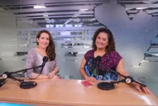 Luciana Sousa, Gerente de Marketing do Grupo RBA e a jornalista Haynna Hálex na gravação do podcast especial da série Diário 40 anos.
