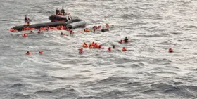 Equipes de resgate estão na água tentando resgatar as pessoas