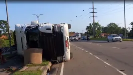 Carreta continua tombada na pista