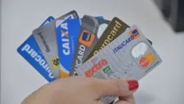 Apelar para o "rotativo" do cartão acaba gerando um efeito "bola de neve", que só aumenta a dívida.