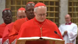 Chamado de "comunista", o cardeal dom Odilo Scherer precisou explicar razão de usar vermelho em roupas eclesiásticas.