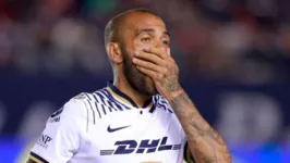 Pumas anunciou que Daniel Alves teria sofrido uma lesão no joelho