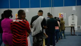 Grandes filas e muita demora na votação estão sendo registradas em todas as capitais.