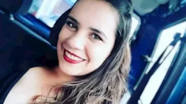 Ana Carolina da Silva Santos Fernandes, 27, foi encontrada morta dentro da própria casa com a bebê de dois anos no colo.