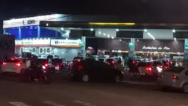 Motoristas correm para encher o tanque com medo de faltar gasolina