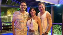 Gretchen e Esdras de Souza posam para foto ao lado do fotógrafo Pablo Roniere