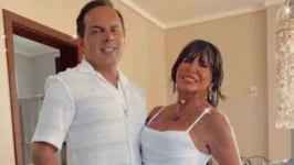 Casal renovou os votos na beira-mar de Salinas