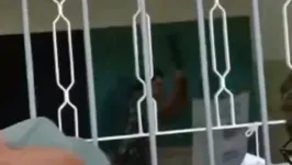 Imagem ilustrativa da notícia Vídeo: homem é preso por quebrar urna eletrônica a pauladas