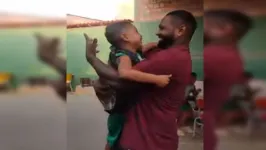 Jóbson teve um reencontro muito forte e comovente com o filho em uma escola.