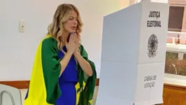 Karina Bachhi orou na cabine antes de votar domingo