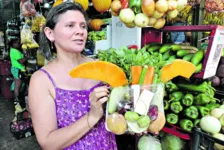 O kit de temperos custa R$ 4 e o de legumes R$ 7 na barraca da Andréa Lima, na feira do bairro da Pedreira, na avenida Pedro Miranda