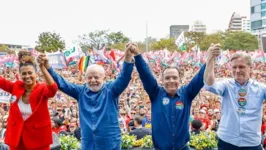 Em Florianópolis, Lula participou de comício ao lado de Bia Vargas (PSB), Décio Lima (PT) e Dário Berger (PSB).