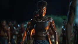 Viola Davis interpreta Nanisca, a comandante do histórico exército de guerreiras africanas.
