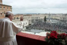 Papa Francisco acena aos fiéis na praça de São Pedro, no Vaticano.