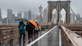 Em Nova York, brasileiros têm que enfrentar chuva fina e temperatura de 14 °C para ir às urnas.