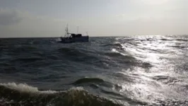 Foto da embarcação que estaria à deriva e que estaria prestes a naufragar nas proximidades da Ilha de Mosqueiro