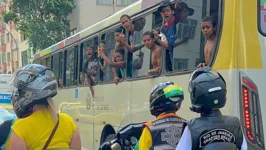 Passageiros de ônibus vaiaram motocata de Bolsonaro
