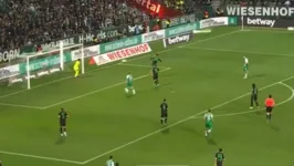 O jogador errou o toque e jogou contra o próprio gol, no contrapé do goleiro Yann Sommer.