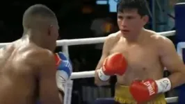 Luta entre José Muñoz (esquerda) e Luis Quiñones durante a luta.