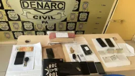 Durante a operação, a Polícia Civil apreendeu vários aparelhos eletrônicos.