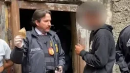 Em dado momento, ao ser questionado se trabalhava, o homem pediu "cinco pedras".