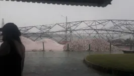 Imagem da torre de transmissão derrubada pela ventania, no centro do Moju.