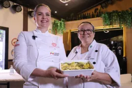 Chef Angela Sicília e a convidada da semana chef Cláudia Lima com a receita pronta após gravação.