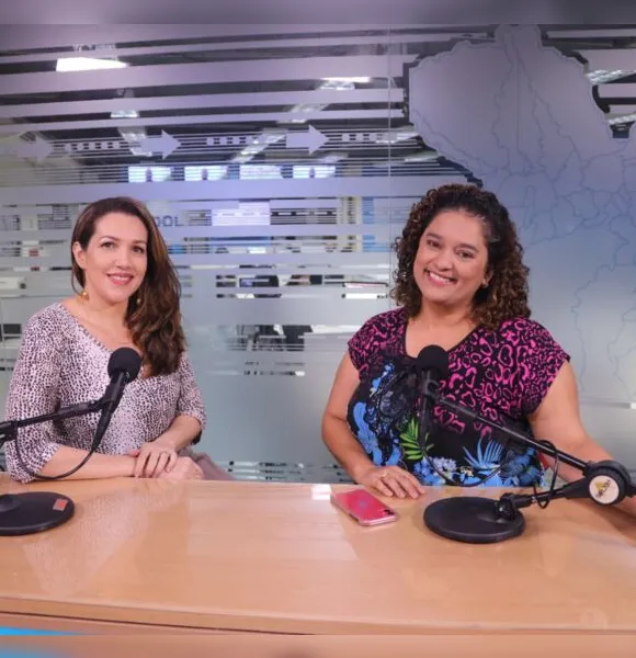 Luciana Sousa, Gerente de Marketing do Grupo RBA e a jornalista Haynna Hálex na gravação do podcast especial da série Diário 40 anos.