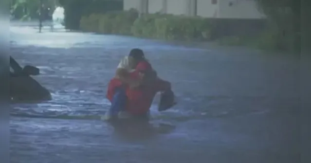 Imagem ilustrativa da notícia Vídeo: repórter resgata enfermeira presa em enchente nos EUA