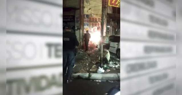 Imagem ilustrativa da notícia Vídeo: carro avança cruzamento e invade calçada em Belém