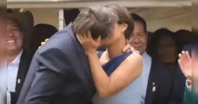 Imagem ilustrativa da notícia Beijo de Michelle e Bolsonaro vira piada nas redes sociais