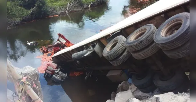 Imagem ilustrativa da notícia Carreta carregada de tomates cai de ponte sobre Rio no Pará