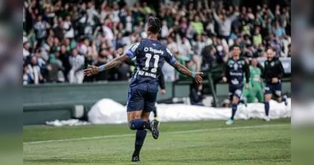 Imagem ilustrativa da notícia Com um a menos, Coritiba vence Bragantino e se afasta do Z4