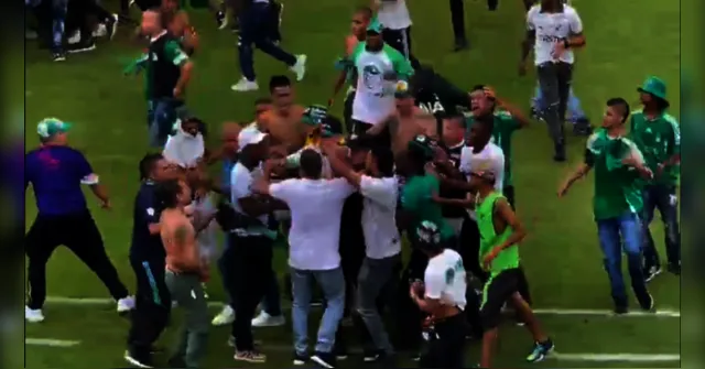 Imagem ilustrativa da notícia Torcida invade campo na Colômbia e agride técnico e atletas