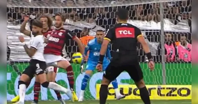 Imagem ilustrativa da notícia Foi pênalti? ex-árbitros analisam lance de mão do Flamengo 