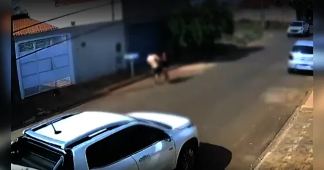 Imagem ilustrativa da notícia Homem de cueca persegue e arrasta companheira na rua em MG
