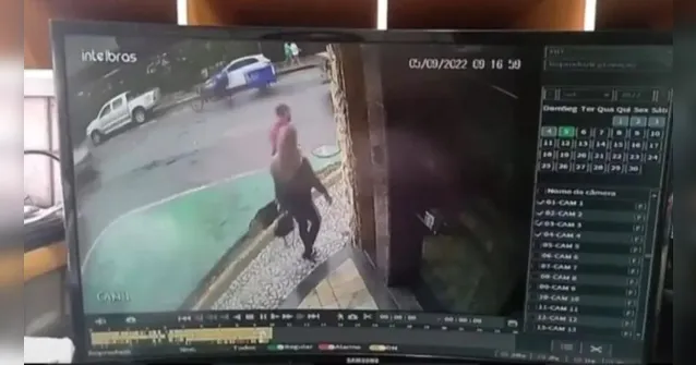 Imagem ilustrativa da notícia Vídeo: buraco "engole" homem em calçada no Recife