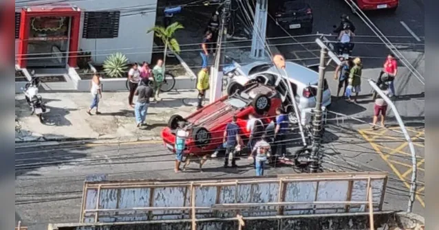 Imagem ilustrativa da notícia Vídeo: carros colidem em São Brás e um deles capota