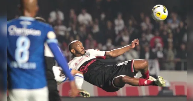 Imagem ilustrativa da notícia Patrick faz golaço e São Paulo goleia antes de final da Sula
