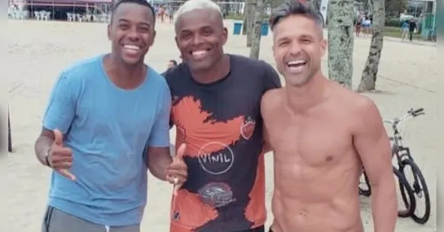 Imagem ilustrativa da notícia De folga, Diego joga futevôlei com Robinho e é criticado