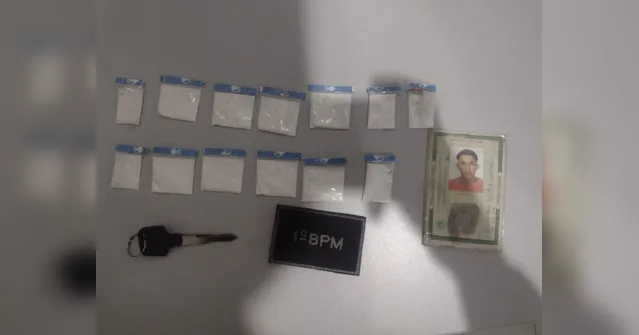 Imagem ilustrativa da notícia Delivery do tráfico: suspeito é preso com cocaína no bolso