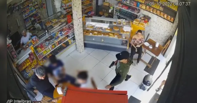 Imagem ilustrativa da notícia Vídeo: ladrões tocam o terror em padaria de Belém