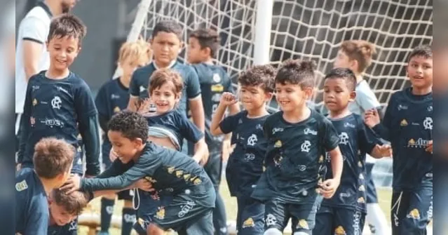 Imagem ilustrativa da notícia Atletas do futsal do Remo ganham Dia das Crianças no Baenão