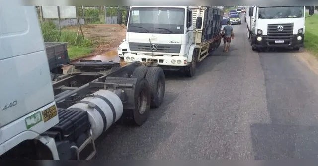 Imagem ilustrativa da notícia Caminhão perde rodas e complica trânsito na BR-316