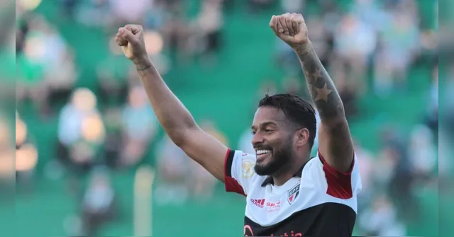 Imagem ilustrativa da notícia Reinaldo faz dois, São Paulo vence Juventude e entra no G8