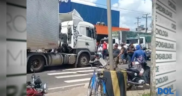 Imagem ilustrativa da notícia Vídeo: entregador morre atingido por carreta na BR-316
