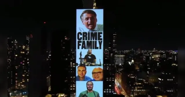 Imagem ilustrativa da notícia Vídeo: projeção em NY dá 'adeus' a Bolsonaro em 7 idiomas