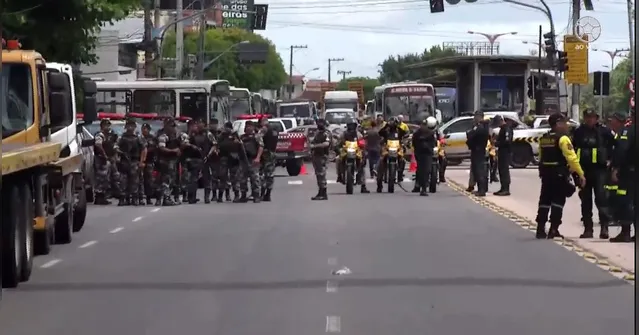 Imagem ilustrativa da notícia Almirante Barroso: agentes negociam desobstrução da via