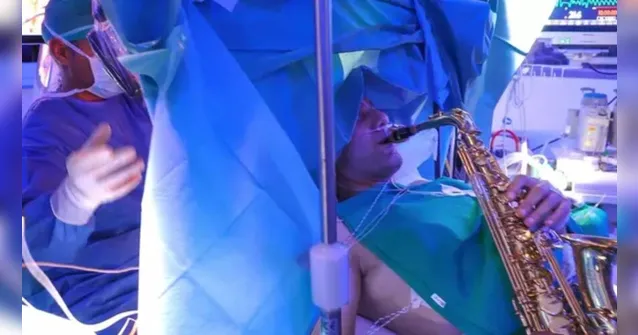 Imagem ilustrativa da notícia Paciente toca saxofone durante operação de 9h no cérebro